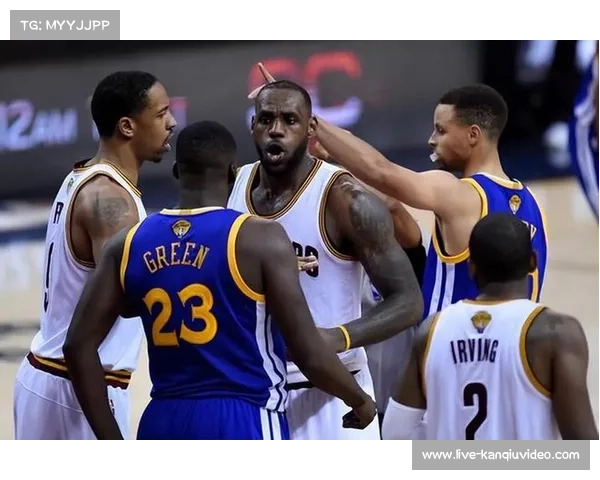 勇士科尔与格林暂停时激烈争吵，后者一度离场回更衣室